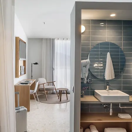 Aqua Silhouette & - Adults Only 4*